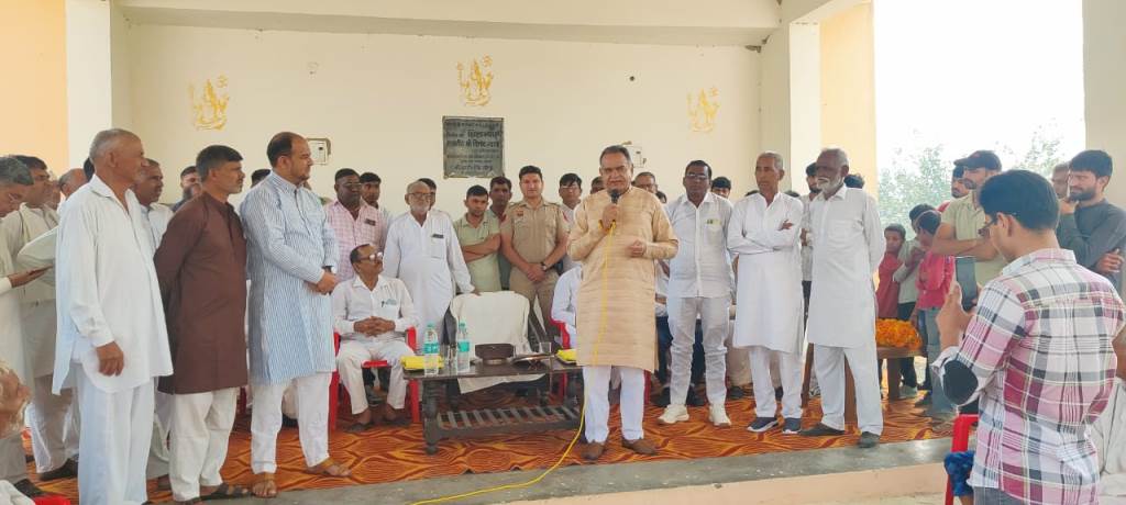 MLA Vinod Bhayana was given a grand welcome in Mehnda village villagers honoured him by weighing him with ghee laddus